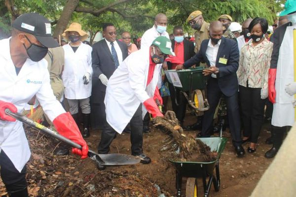 malawi-president-chakwera-engages-in-clean-up-exercise40E21815-9BEC-4324-A960-DAFE6A41418D.jpg